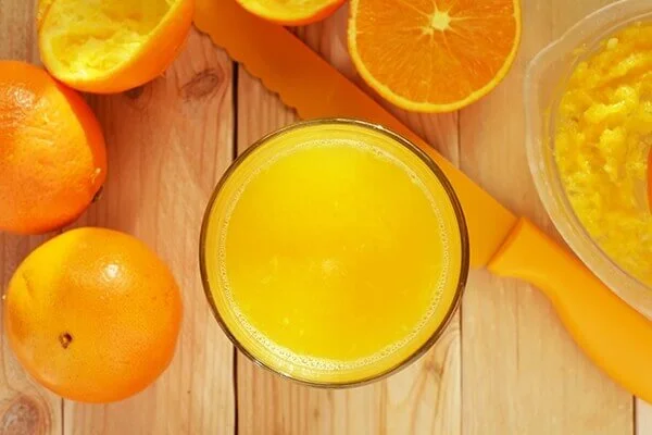 Orange Juice and sliced orange