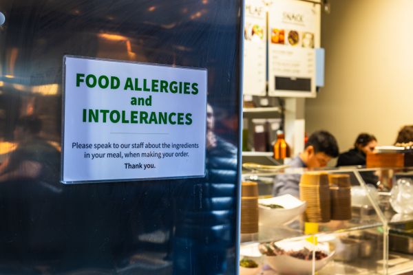 food allergy sign in restaurant entryway.