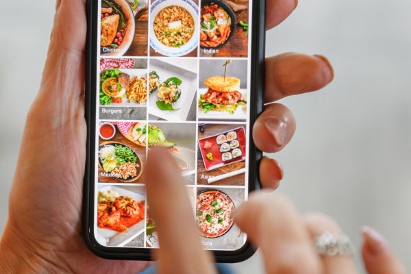 selecting photo on app delivery service