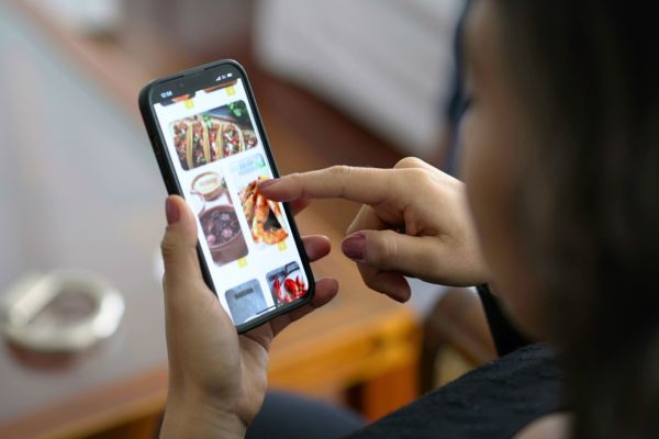 scrolling-phone-images