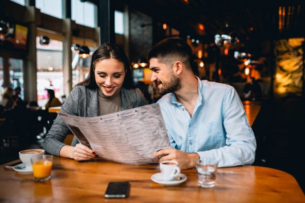 couple-browsing-restaurant-menu