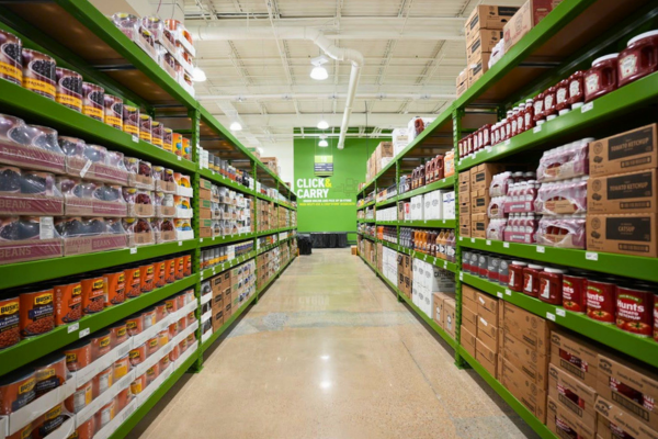 Empty long aisle in a Chef'Store store